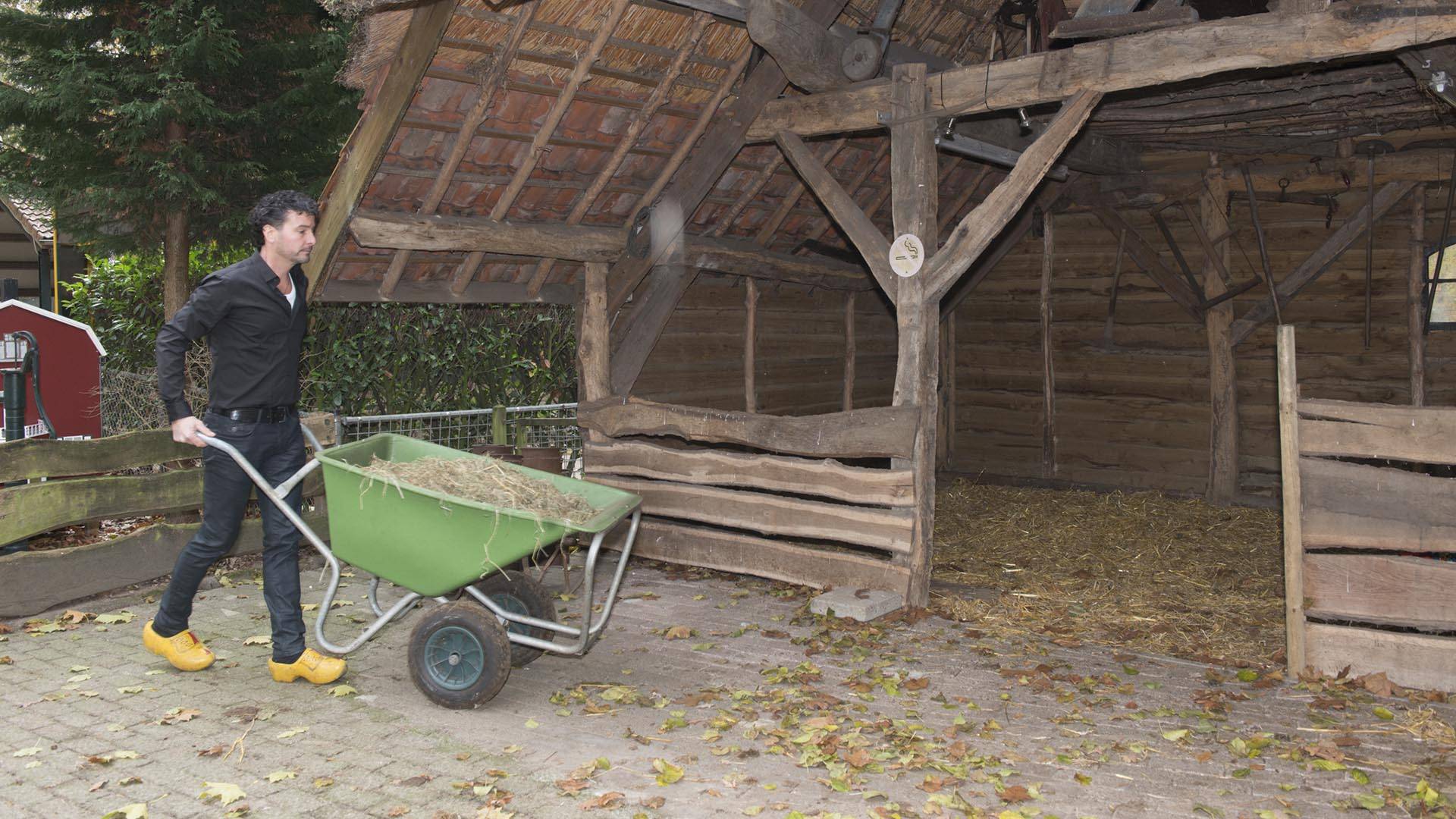 Stap in de schoenen van een klompenmaker